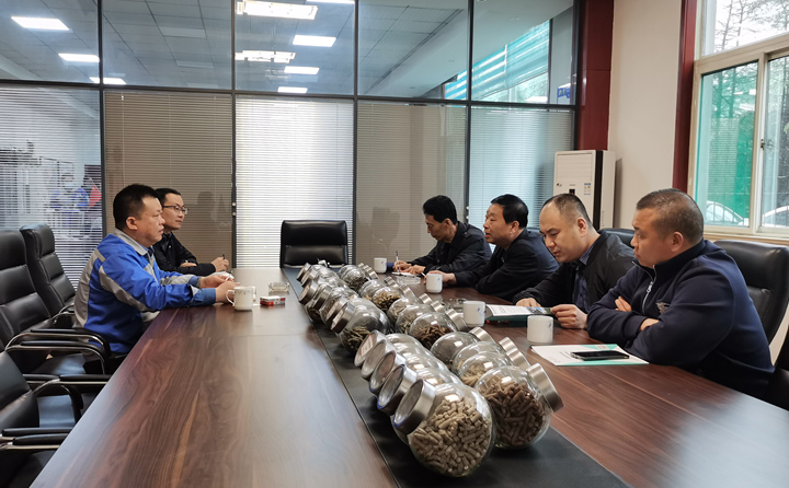與集團總經(jīng)理孫寧波及部門負(fù)責(zé)人座談，就項目建設(shè)、環(huán)境影響、補貼政策等內(nèi)容進行了探討交流